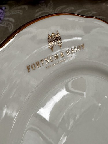 Fortnum & Mason PAIR Dessert Plates 21cm Gold Iconic Clock Logo Excellent! - Picture 13 of 17
