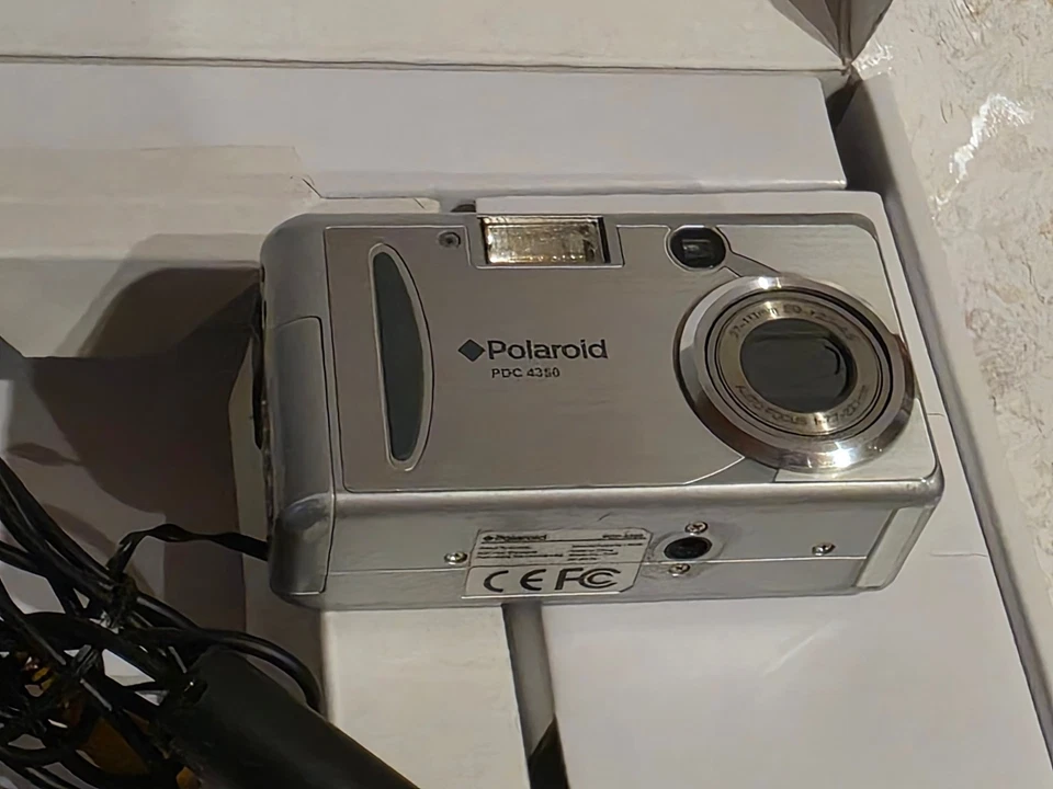 PDC 4350 Polaroid 4.1  Megapixel Digitalkamera - Bild 2 von 4