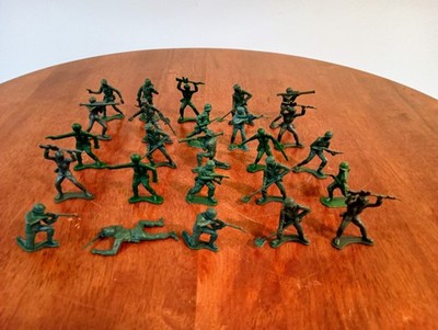 Lot of 25 Unbranded 2 Inch Plastic Soldiers