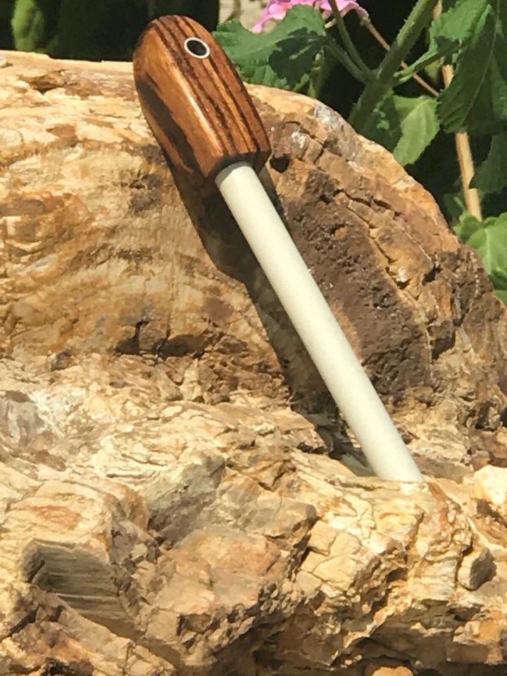 Cuchillo y herramienta de madera de cebra de varilla de cerámica hecha a mano afilador de campo con orificio de cordón Foto 3 de 3