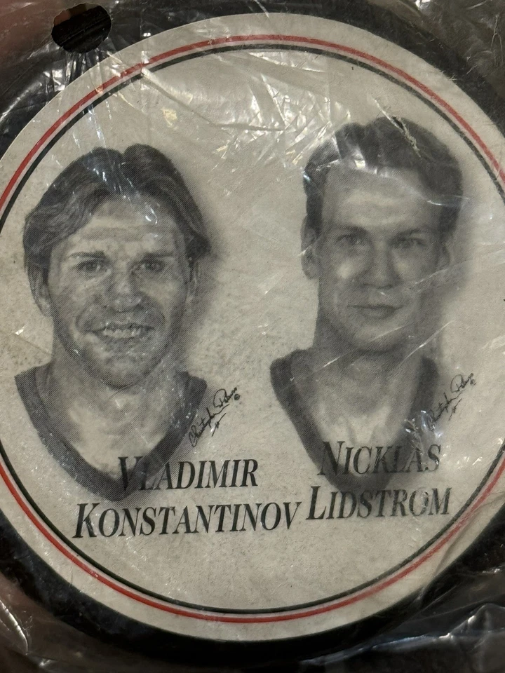 1997 Red Wings Nicklas Lidstrom Vladimir Konstantinov Puck Burger King - Sealed Foto 2 de 4