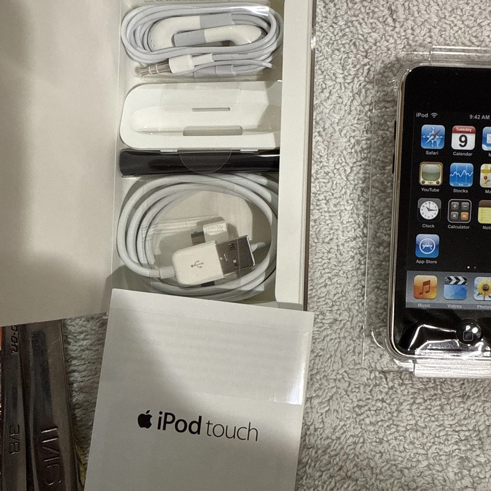 Vintage Silver Apple iPod Touch 2nd Generation 8GB A1288 Never Used - Image 3 of 3