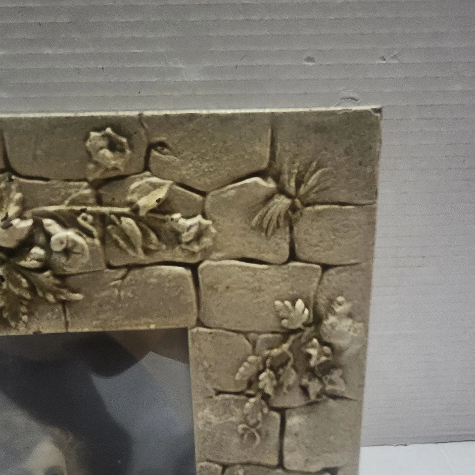 Antiguo marco francés de metal pintado en frío rosas de jardín clavel enredaderas abeja Foto 4 de 4