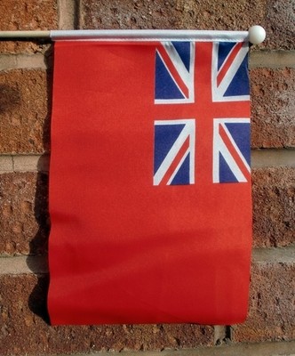 BRITISH RED FÄHNRICH HAND WEHENDE FLAGGE mittel 9'' x 6'' Holzstange BRITAIN NAVY