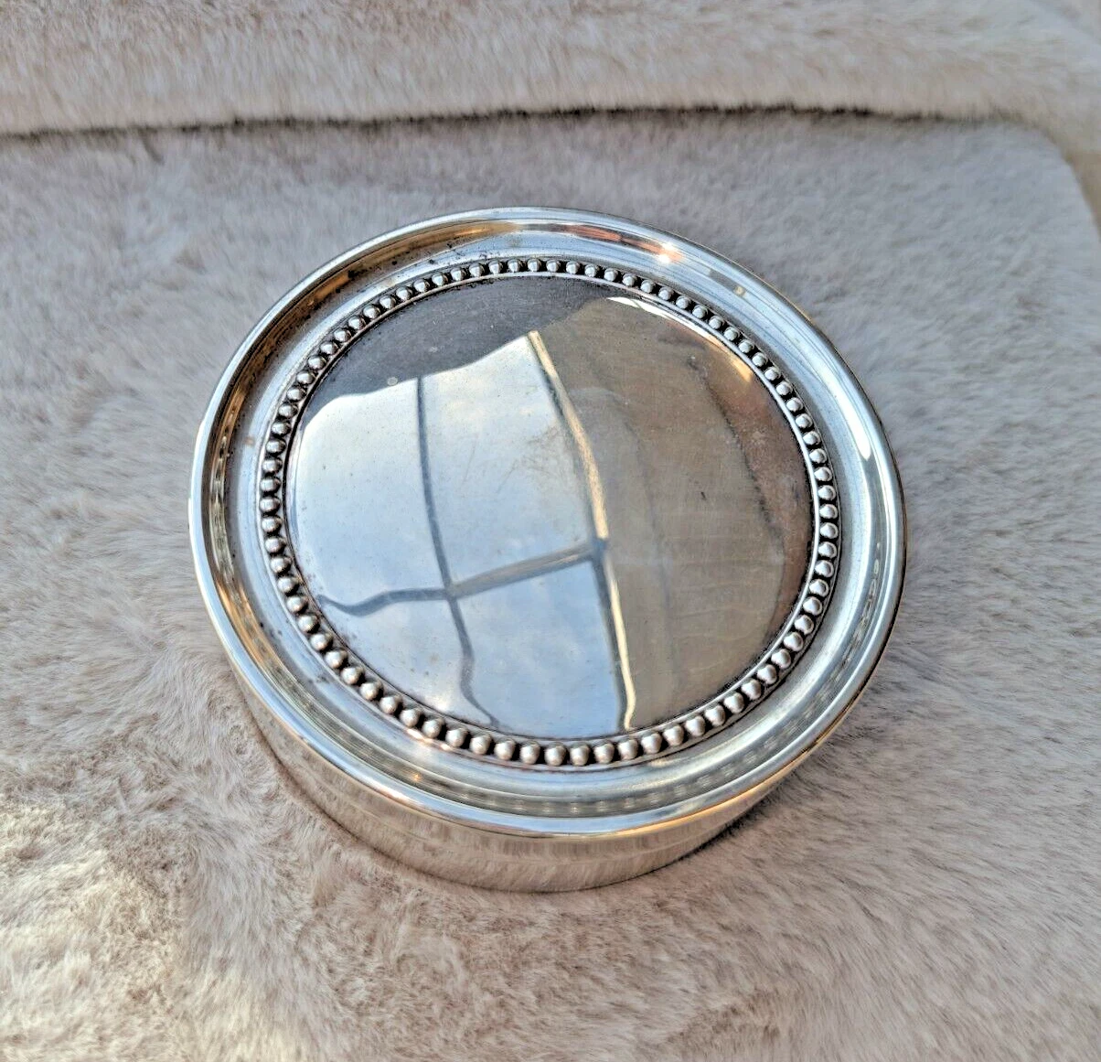 CHRISTIAN DIOR Ancienne boite à bijoux ronde décorative en plaqué argent, coffret cadeau