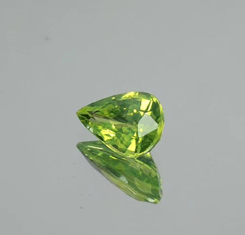 1.22 ct Natural Pear-cut Flashing Yellow-and-Green VVS Chrysoberyl (Brazil) - Picture 2 of 6