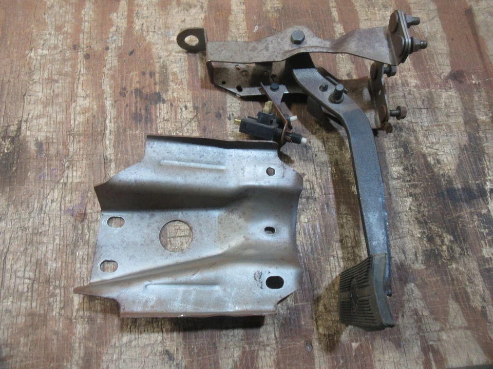 1973-1977 Oldsmobile Cutlass Supreme conjunto de montagem de pedal de freio interior - Imagem 2 de 2