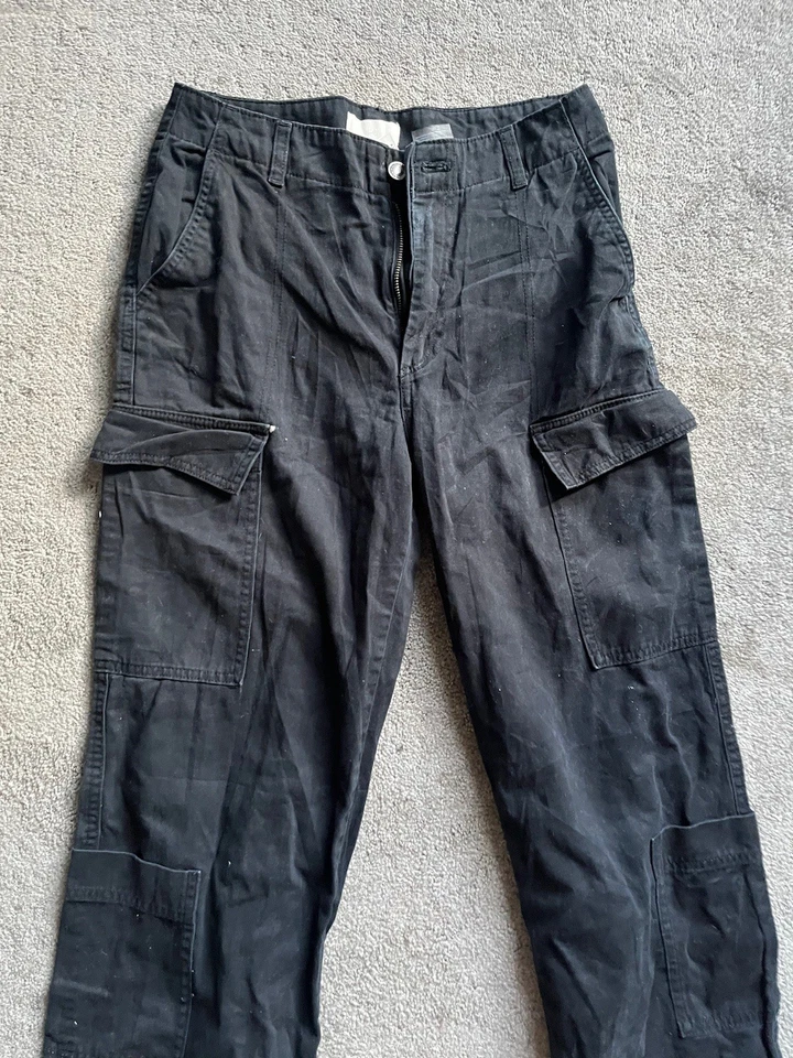 Pantalones cargo lisos H&M - para mujer talla 4 - negros - bolsillos cargo Foto 2 de 4