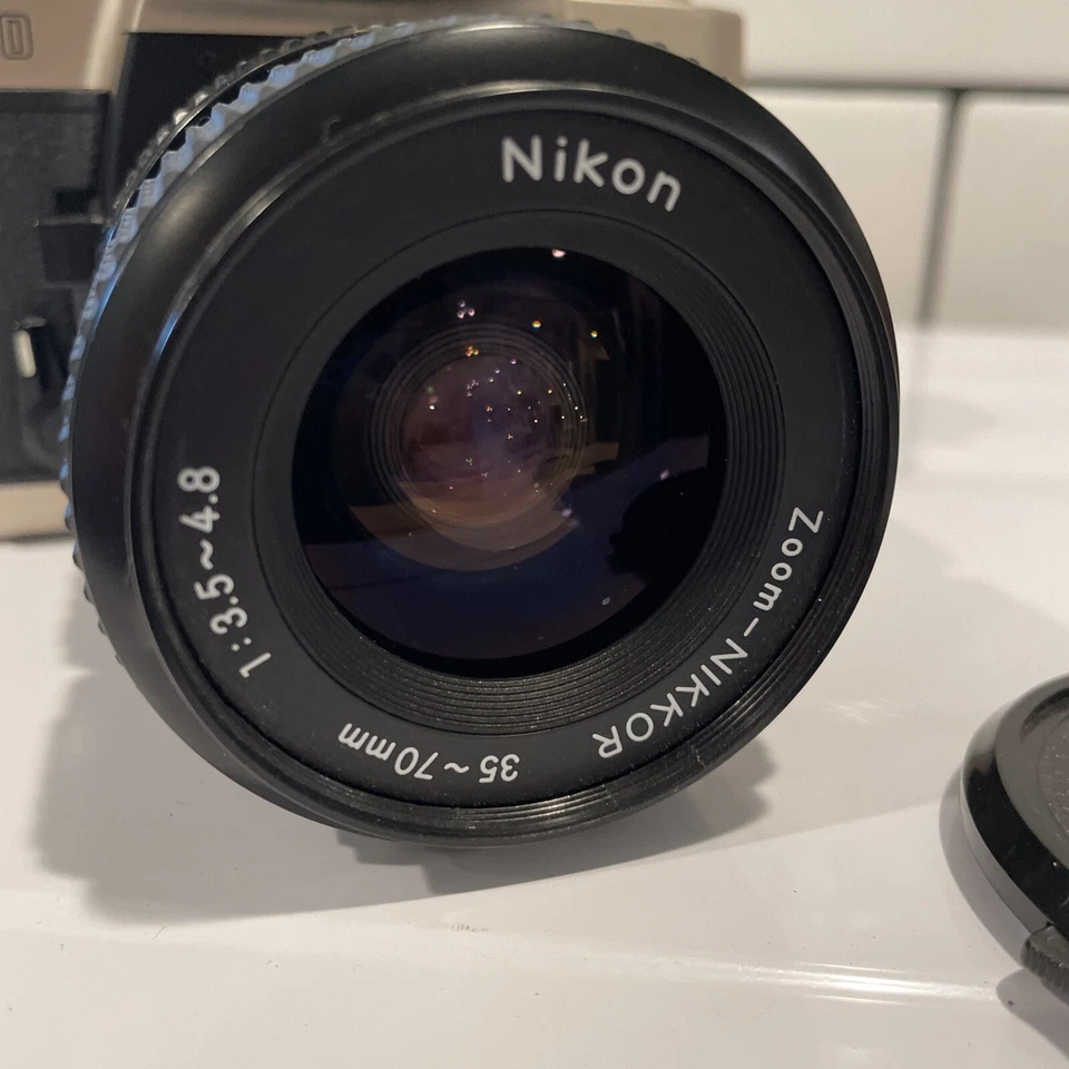 Cámara Nikon FM10 vintage años 80 ¡¡Funciona!! Estuche de cuero, bolsa de transporte de lona - ¡tal cual! Foto 2 de 4