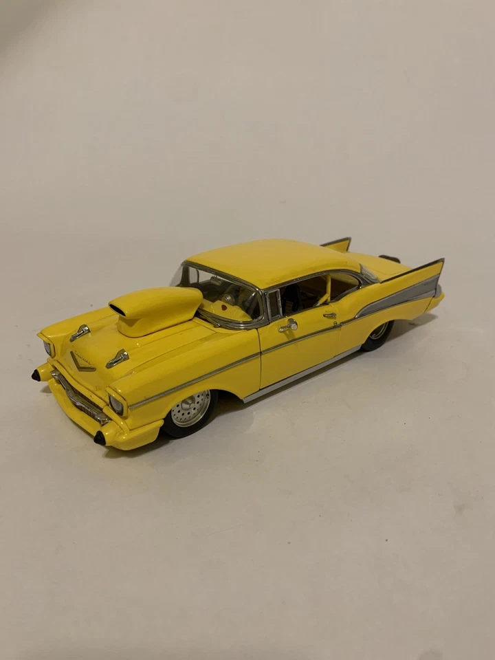 Coche de carreras Hot Rod 1957 Chevy Dragster Drag amarillo 1:24 raro Foto 2 de 4