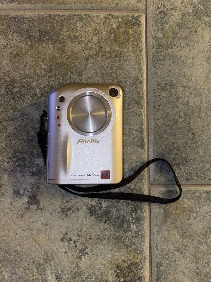 Fujifilm FinePix F601 Zoom 3.1MP Compact Digital Camera ONLY - NO BATTERY ACCS, photo 1 of 2
