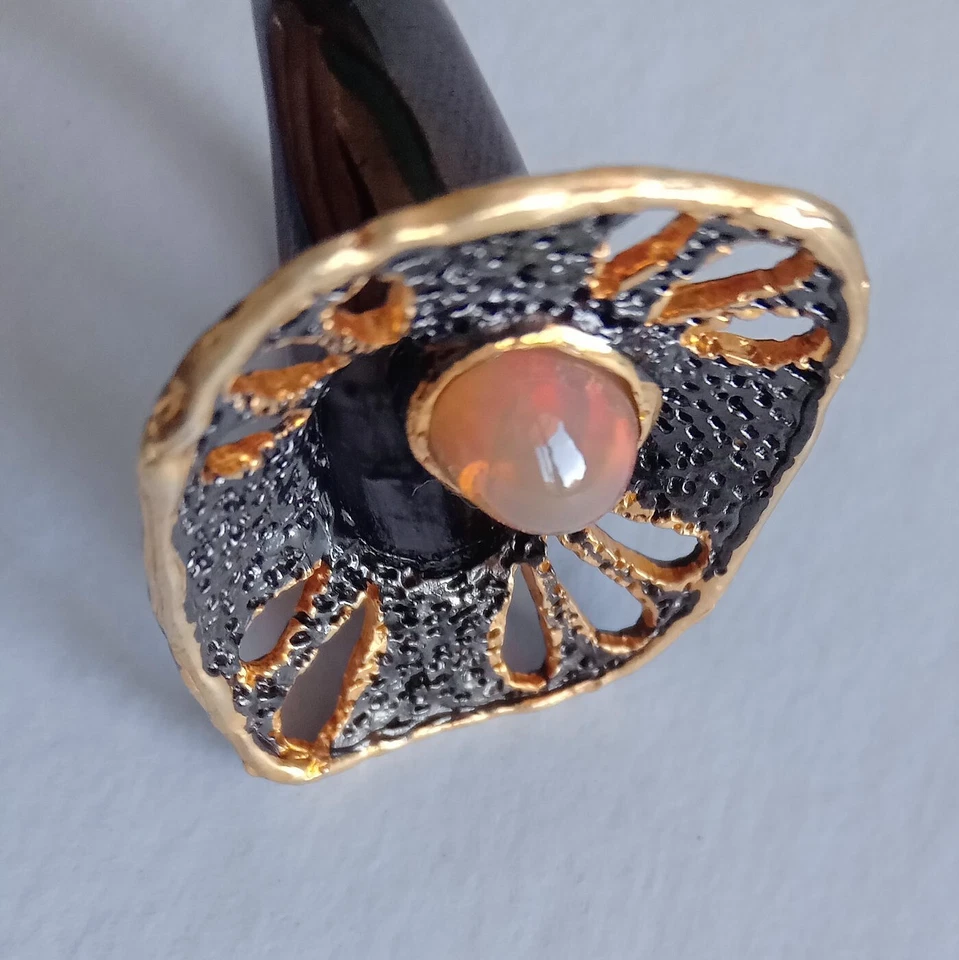 ANELLO IN ARGENTO STERLING 925 BRUNITO E DORATO CON OPALE NATURALE DI WELO - Immagine 3 di 4