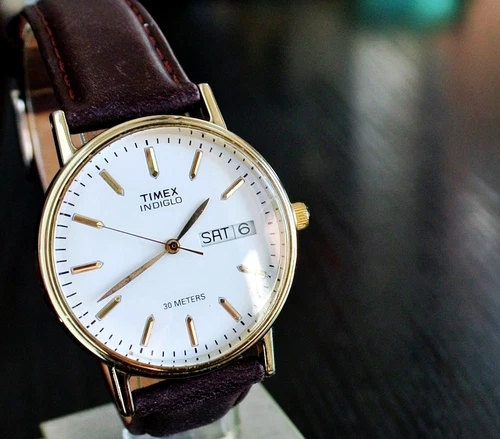 VINTAGE TIMEX DAY DATE INDIGLO DIAL QUARTZ MEN'S GOLDEN BRWN LEATHER DRESS WATCH