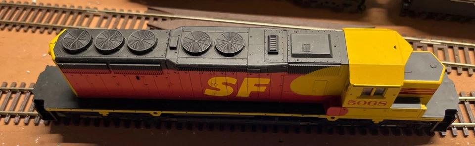HO SCALE ATHEARN SD40-2 SANTA FE (REPAINT) #5068 DIESEL LOCOMOTIVE Dummy - Image 2 of 4