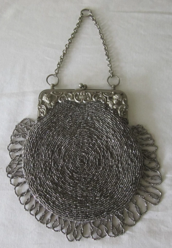 Antiguo monedero de acero con flecos con micro cuentas marco de querubines florales estuche de madera de vidrio Foto 3 de 4