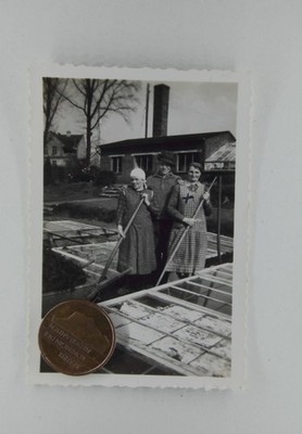 Photo Brickyard? women at work 1940s