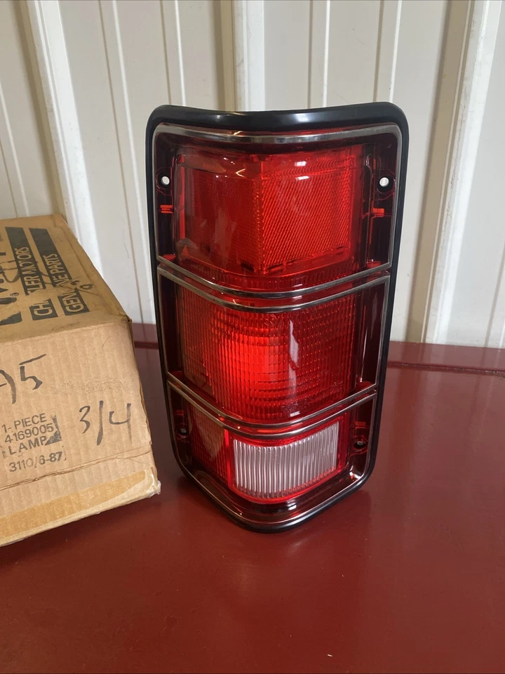 Dodge D150 D250 D350 W150 W250 W350 1984-1989 cargador RAM LUZ TRASERA IZQUIERDA NOS Foto 2 de 4