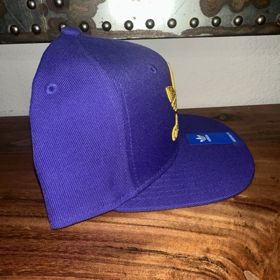 Adidas Para Hombre Originales Trifolio Cadena Snapback Ala Plana Sombrero Púrpura y Dorado. Foto 2 de 3