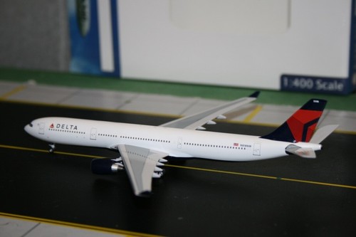 Aeroclassics 1:400 Delta Airlines Airbus A330-200 N818NW Die-Cast Model Plane - Picture 5 of 7
