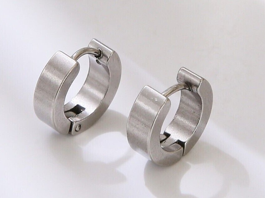 Par de aretes con bisagras Huggies de acero inoxidable unisex tono plata para hombre