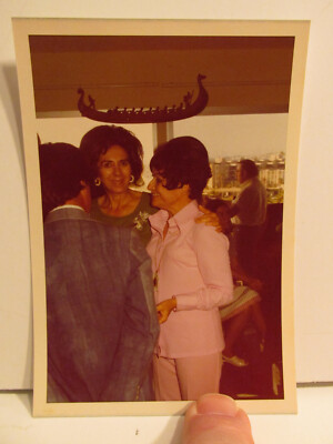 VINTAGE FOUND PHOTOGRAPH COLOR ART ORIGINAL OLD PHOTO 1960S HAIR WOMEN PARTY PIC