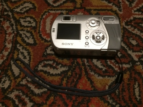 Sony cyber-shot 3.2 mega pixels multi point Digital Still Camera - Picture 2 of 7