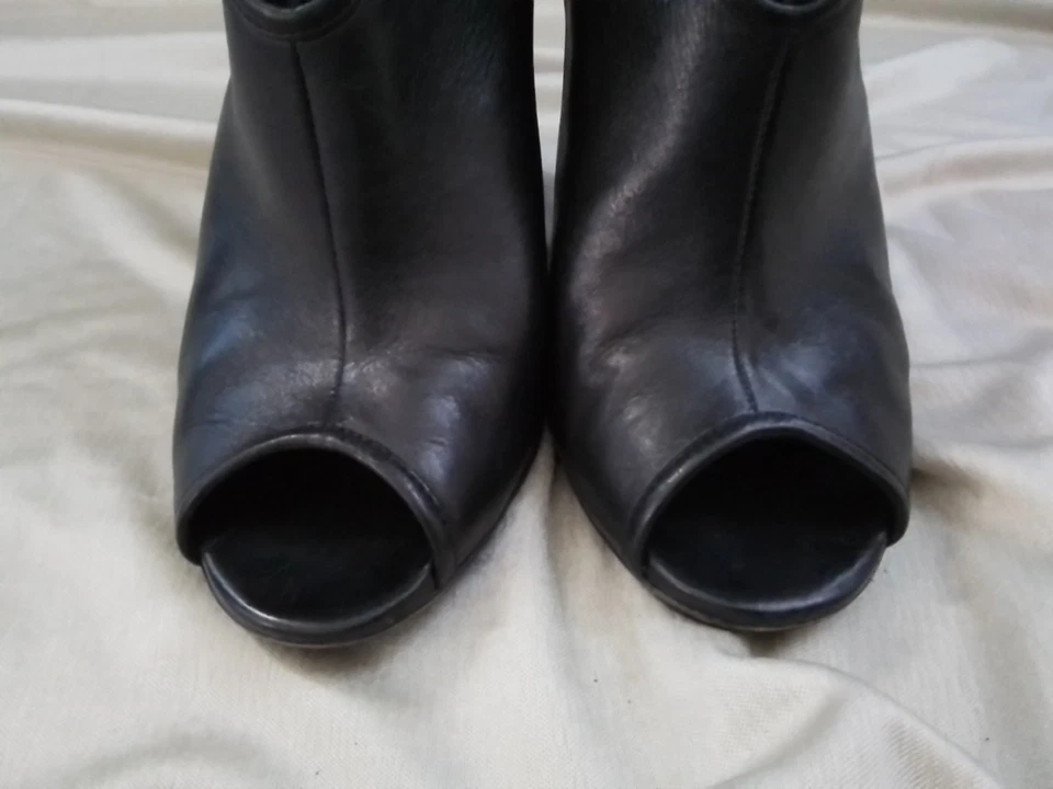 Botas salto agulha 9B 39 VINCE CAMUTO couro preto peep toe tornozelo - Imagem 4 de 4