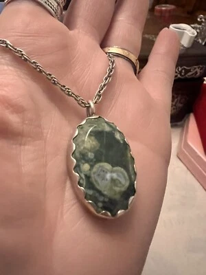 Vintage Large Green Cabochon Pendant in Solid Silver on Chain Birmingham 1973 - Image 1 of 4