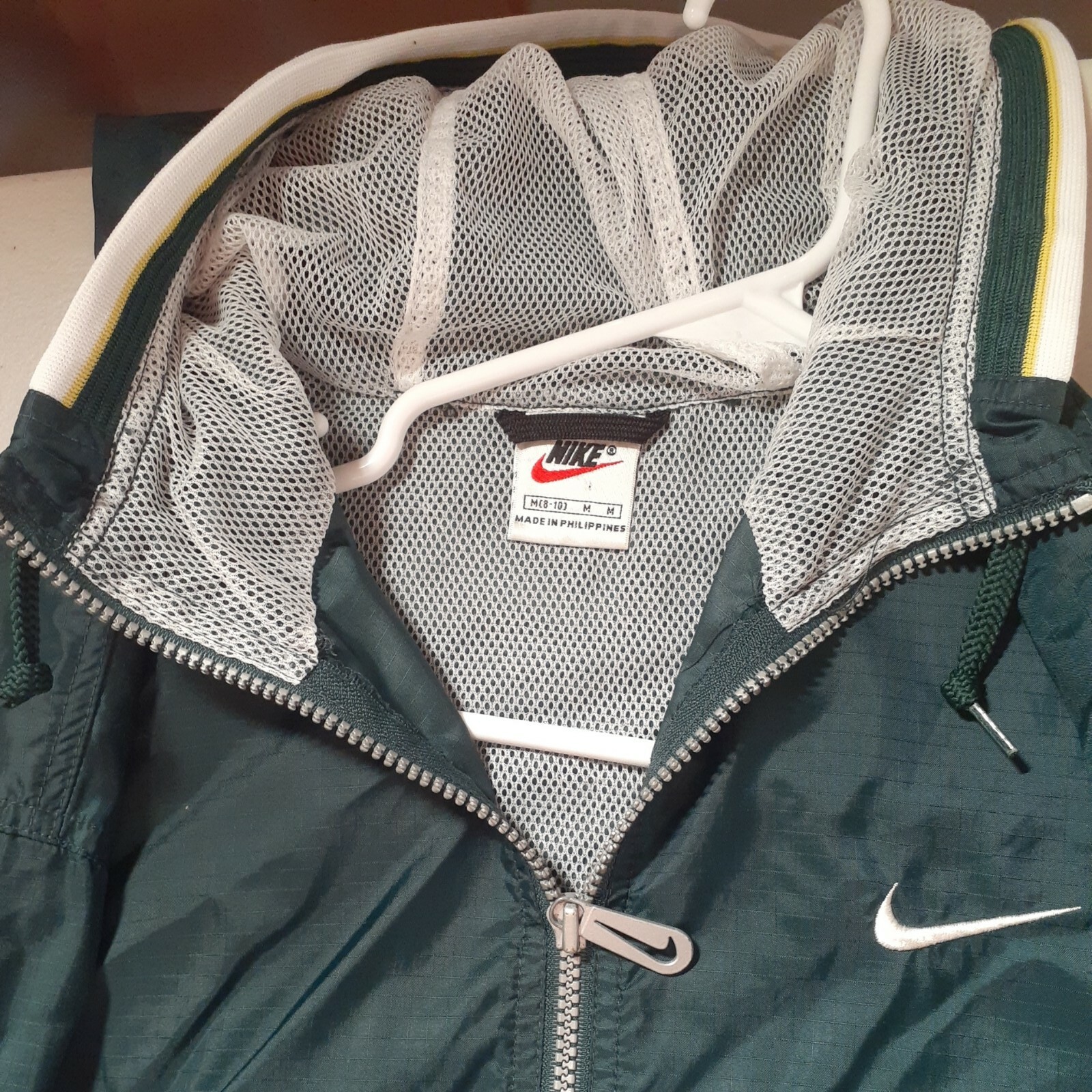 nike windbreaker with pocket in front