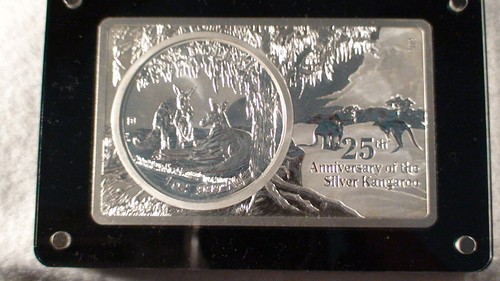 AUSTRALIA GOV'T 25TH ANN. OF SILVER KANGAROO 3 OZ COIN/BAR SET OUTER BOX & COA! - Picture 2 of 4