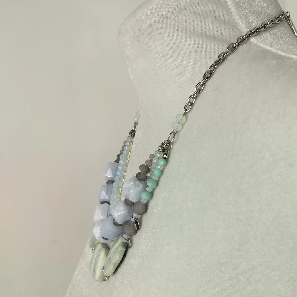 Collar Grueso Azul Y Gris Imitación Piedra Tres Niveles Tono Plata Por The Limited Foto 2 de 4