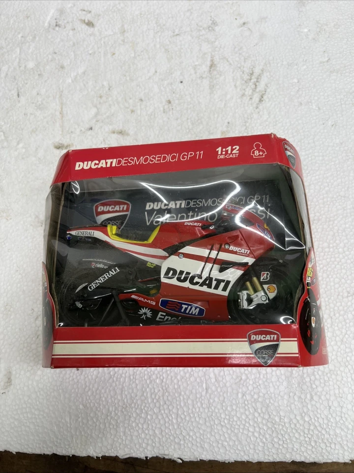 1:12 New Ray   Ducati Desmosedici GP11 Valentino Rossi And Nickey Hayden Bikes - Image 2 of 4