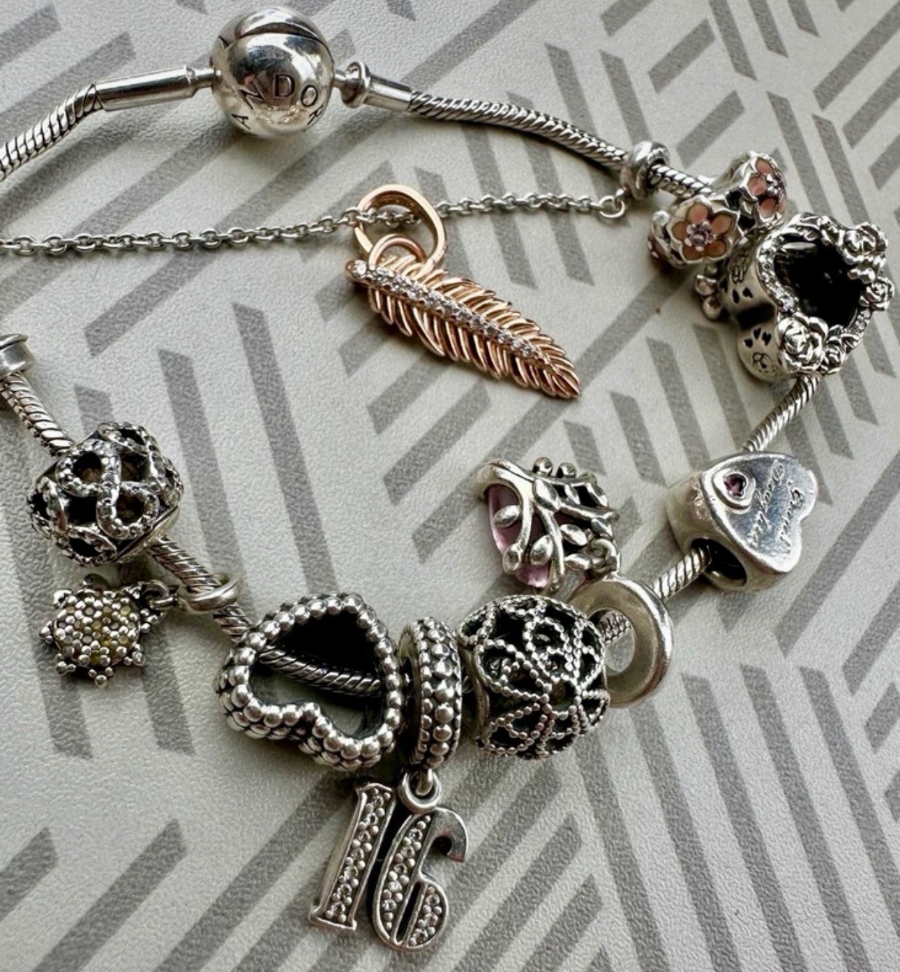 Bracelet Pandora Rose en argent 925 avec 9 charms scintillants