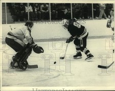 1982 Press Photo Union College hockey game action in Schenectady, New York