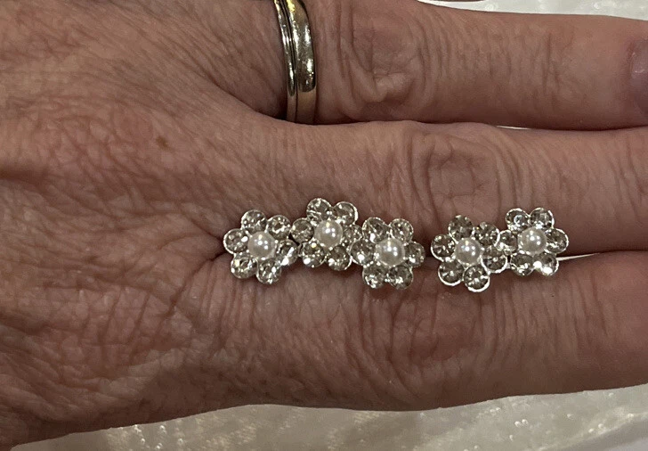 Juego de 5 alfileres para el cabello con pétalos de flores de estrás de cristal y centro de perlas de imitación Foto 3 de 4