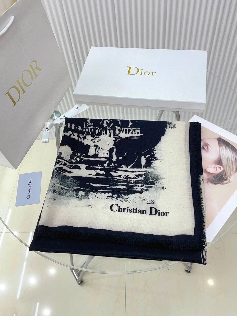 Foulard Dior motif tour 140 Paris
