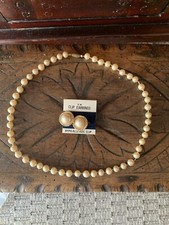 Alte Halskette um den Hals und Ohrringe Perlen "