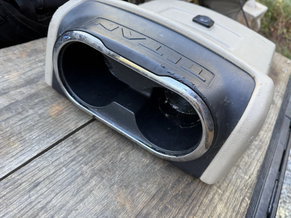 Nissan Titan XD 2016-2018 consola central trasera portavasos ventilación de aire y moldura OEM Foto 2 de 3