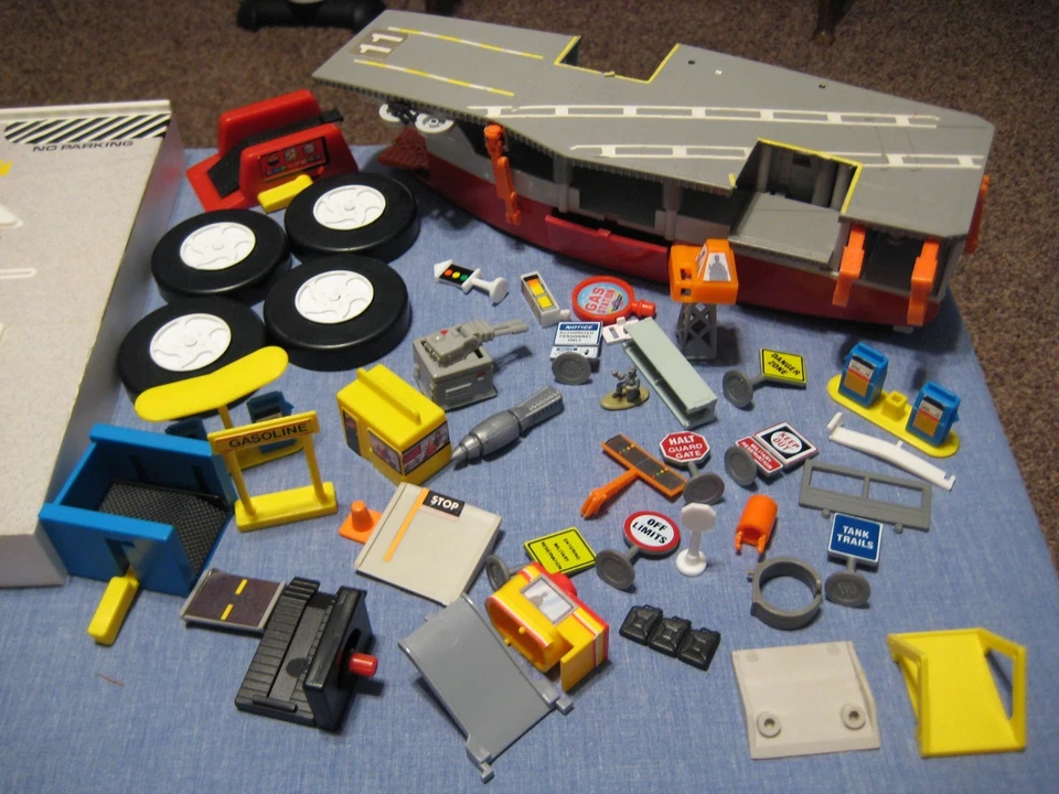 LOTE DE PROYECTO DE PIEZAS DE CONSTRUCCIÓN Y JUEGO DE MICRO MÁQUINAS GALOOB VINTAGE, SIN VEHÍCULOS Foto 3 de 4