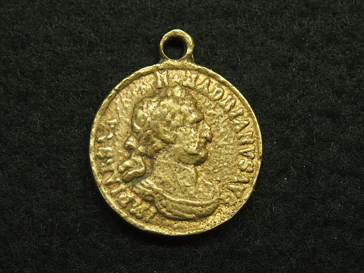 Médaillon portrait d'un ancien empereur romain au profil en marbre sur