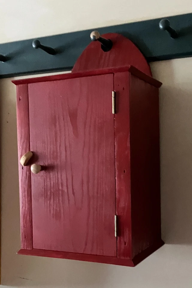 Armario colgante clásico estilo coctelera hecho a mano de pino, armario Foto 4 de 4