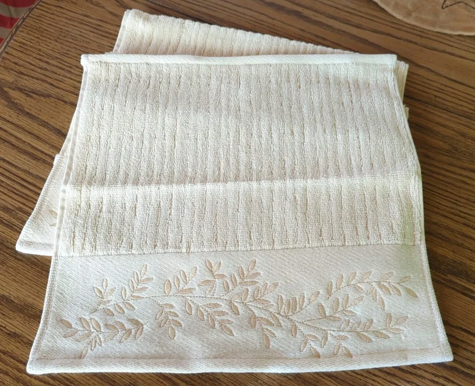 4 Guirnalda de Invierno NUEVA CON ETIQUETAS RALPH LAUREN BORDADA TOALLA DE MANO CREMA ¡Bonita! Foto 4 de 4