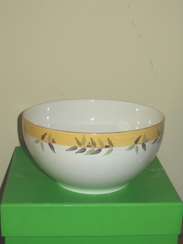Crate & Barrel Brittany Large Mixing Serving Bowl 8 7/8" Diameter-  4 3/4" high