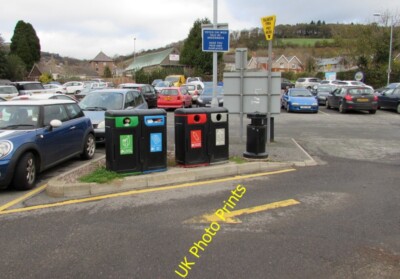 Foto 6x4 Vier Wertstofftonnen im öffentlichen Parkplatz Crickhowell von links bis c2015