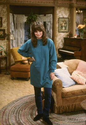 Cast member Valerie Bertinelli as Barbara Cooper Royer Old TV Photo 1