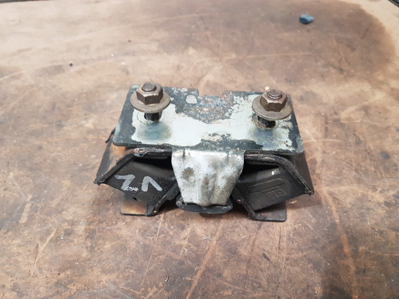 HOLDEN VZ V6 COMMODORE TRANSMISSION MOUNT eBay