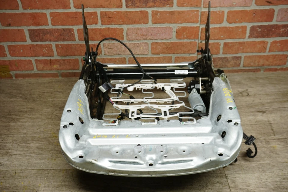 BMW X1 E84 2013-2015 marco de riel de riel de asiento inferior delantero izquierdo con motor OEM* Foto 2 de 4