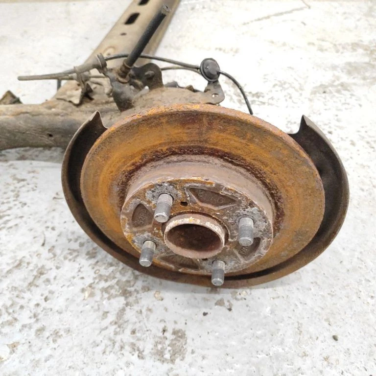 Suzuki Swift A2L 1.2i 66kW Hybrid 2019 Rear subframe suspension axle beam - Image 3 of 4