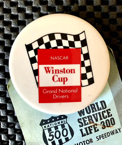 "NASCAR WINSTON CUP GRAND NATIONAL BOTÓN 1973 SERVICIO MUNDIAL LIFE PIT PASS 2 1/4" - Imagen 3 de 4