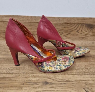 Irregular Choice Rosa Blumen Pumps Größe 4 Leder Romantik Kneifriemen